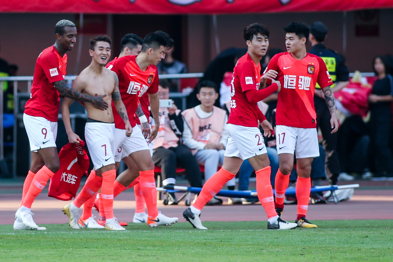 小巨人张子宇迎来WCBA首秀 替补15分6板